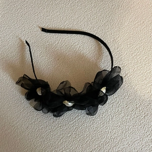Serre-tête français avec fleurs en tulle noir et perles sur ruban de satin doux