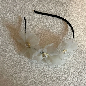 Serre-tête style français avec fleurs en résille et perles pour coiffure élégante femme