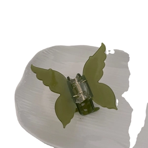 Pince à cheveux papillon en acétate vert olive avec ressort en métal et finition élégante