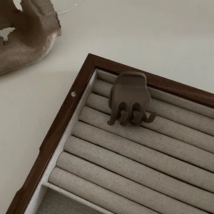 Petite pince à cheveux triangulaire mate marron foncé pour coiffures minimalistes