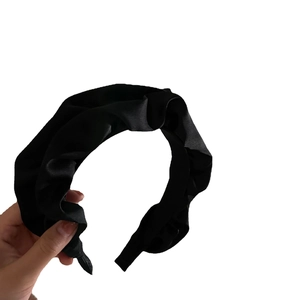 Elegant French black pleated satin headband with glossy finish for women