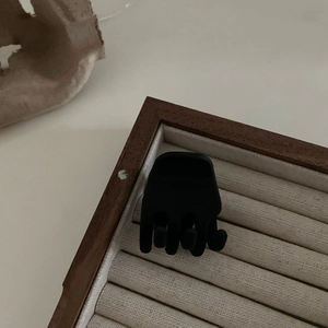 Pince à cheveux trapèze noire mate minimaliste avec une finition dépolie raffinée