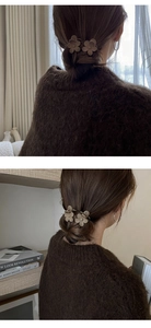 Gros plan de mini pinces à cheveux fleurs marron mat fixant une queue de cheval haute