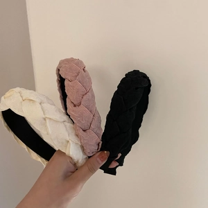 Détail d'un lot de trois serre-têtes tressés en mousseline beige rose et noir