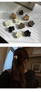 Mini pince à cheveux fleur mate tons café pour fixation élégante de queue de cheval