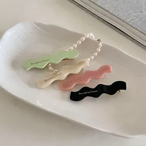 Set de cuatro pinzas para el cabello onduladas de acrílico en tonos pastel y mármol