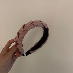 Serre-tête tressé en maille rose poudré avec texture rembourrée et base antidérapante