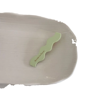 Pinza para el pelo ondulada de acrílico verde claro con texto dorado Barrette La France