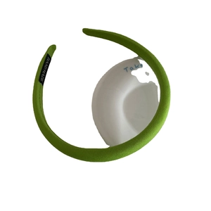 Cerchietto in spugna verde con texture a righe e etichetta fatta a mano