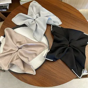Lot de trois chouchous en satin avec perles blanches en noir, gris et champagne