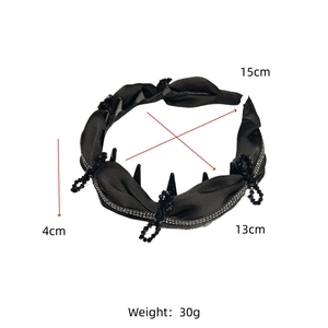 Dettaglio del cerchietto in seta nera che mostra dimensioni di 4 cm di larghezza e 15 cm