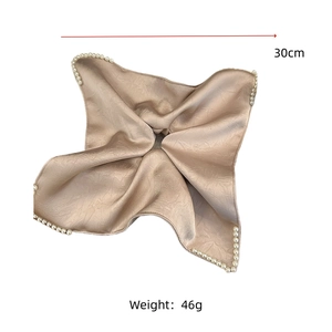 Carré en satin champagne avec bordure en perles, taille 30cm et poids 46g détail
