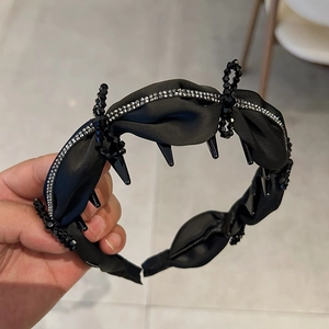 Elegante cerchietto in raso nero con perline, strass e design a fiocco chic