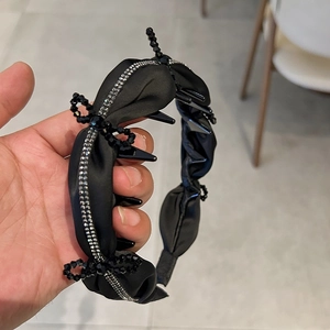 Cerchietto elegante in raso nero con bordi in strass e fiocco di perline da donna