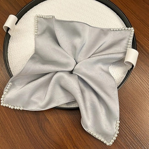 Chouchou élégant en satin gris argenté orné de perles de qualité supérieure pour femmes