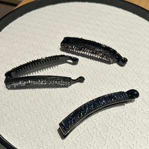 Trois pinces à cheveux banane serties de strass brillants en bleu marine et violet