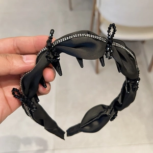 Elegante cerchietto in raso nero con strass argentati e fiocchi di perline