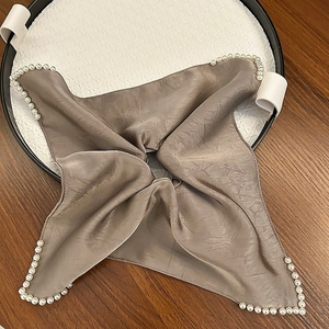Chouchou élégant en satin champagne avec bordure en perles blanches pour femmes