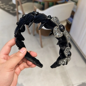 Funkelndes Strass-Blumenstirnband mit schwarzen Samtspikes für einen Gothic-Look