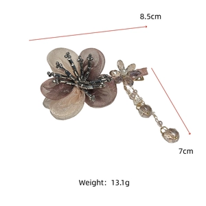 Détails de la pince à cheveux en organza, largeur 8,5 cm et frange perlée de 7 cm