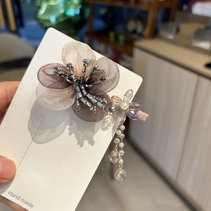 Barrette fleurie élégante en organza faite main avec perles de cristal et pompons perle