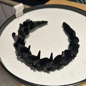 Detailaufnahme des Samt-Haarreifens mit schwarzen Stacheln und glänzenden Strasssteinen