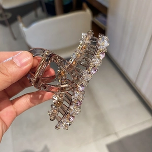 Pince à cheveux crabe marron avec cœurs en cristal et strass pour coiffures élégantes