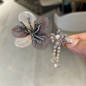 Pince à cheveux fleur en organza avec perles de cristal et longs pompons perlés pour femme