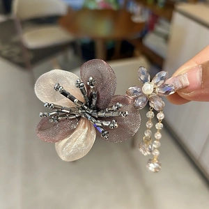 Barrette à fleurs en organza élégante avec cristaux et pompon de perles dorées