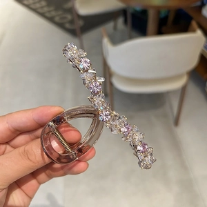 Détail de la pince à cheveux cœur en cristal ambré avec des perles de résine brillantes