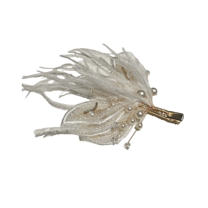 Elegant white feather hair clip with lace embroidery and pearls for wedding parties