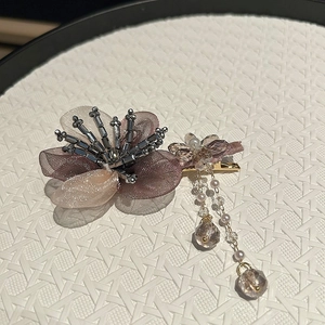 Détails d'une pince à cheveux élégante en organza avec pampilles en perles et cristal