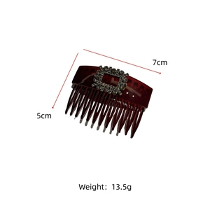 Detailed view of hair comb dimensions showing 7cm x 5cm size and 13.5g product weight