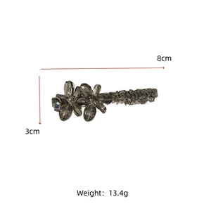 Détail d'une pince à cheveux fleurie en cristal de 8 cm avec dimensions et poids