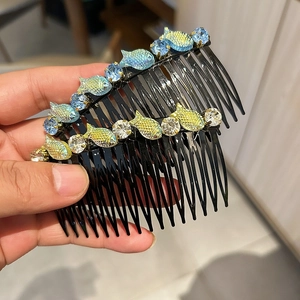 Elegante set di pettini per capelli con pesci sfumati blu e strass brillanti per donna