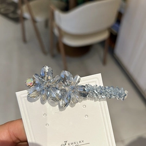 Barrette à cheveux fleurs en cristal bleu clair scintillant avec perles sur carte