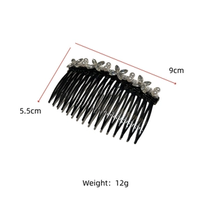Détail du peigne à cheveux de 9cm orné de perles, strass et trèfles élégants