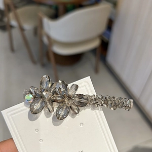Gros plan détaillé de la barrette à fleurs en cristal avec pierres grises brillantes