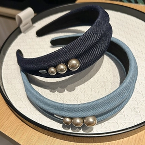 Détail de bandeaux en jean faits main avec perles élégantes en bleu clair et foncé