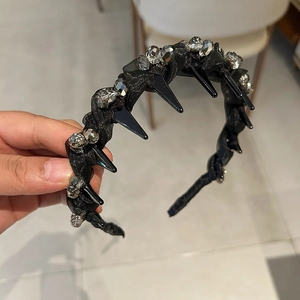Elegante cerchietto nero con punte e cristalli di strass con nastro per capelli donna