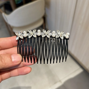 Peigne à cheveux élégant trèfle à quatre feuilles avec perles et cristaux brillants