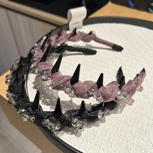 Cerchietto elegante con strass, borchie nere e rete nei colori nero e viola malva