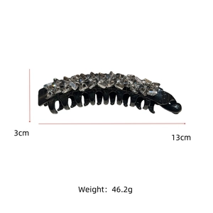 Dettaglio di un fermaglio a banana nero da 13cm con decorazione in cristallo lucido