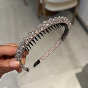 Elegant champagne crystal headband with non-slip inner teeth for a secure and stylish fit