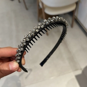 Detail of non-slip hairband featuring gray crystals and fine comb teeth design