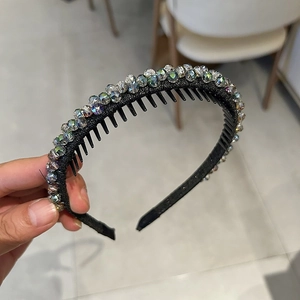 Detailed close-up of non-slip comb teeth and iridescent crystals on a black headband