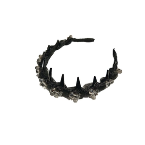 Cerchietto gotico nero in rete con punte decorative e cristalli brillanti da donna elegante