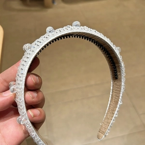 Detailed view of the beaded crystal headband with anti-slip inner hair comb teeth