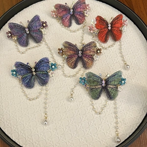 Detail der bestickten Schmetterlings-Haarspangen mit floralen Quasten und Perlen