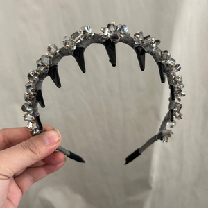 Détail du serre-tête gris clair avec cristaux et clous coniques noirs style punk